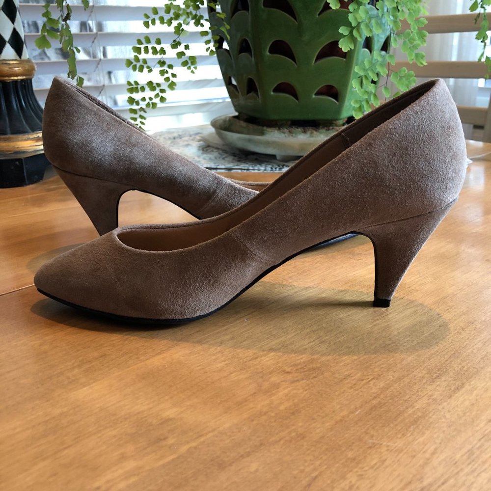 EUC - Colin Stuart taupe suede heels